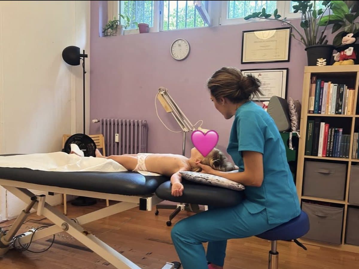 Francesca Manasse durante un trattamento di osteopatia pediatrica nel suo studio a Milano